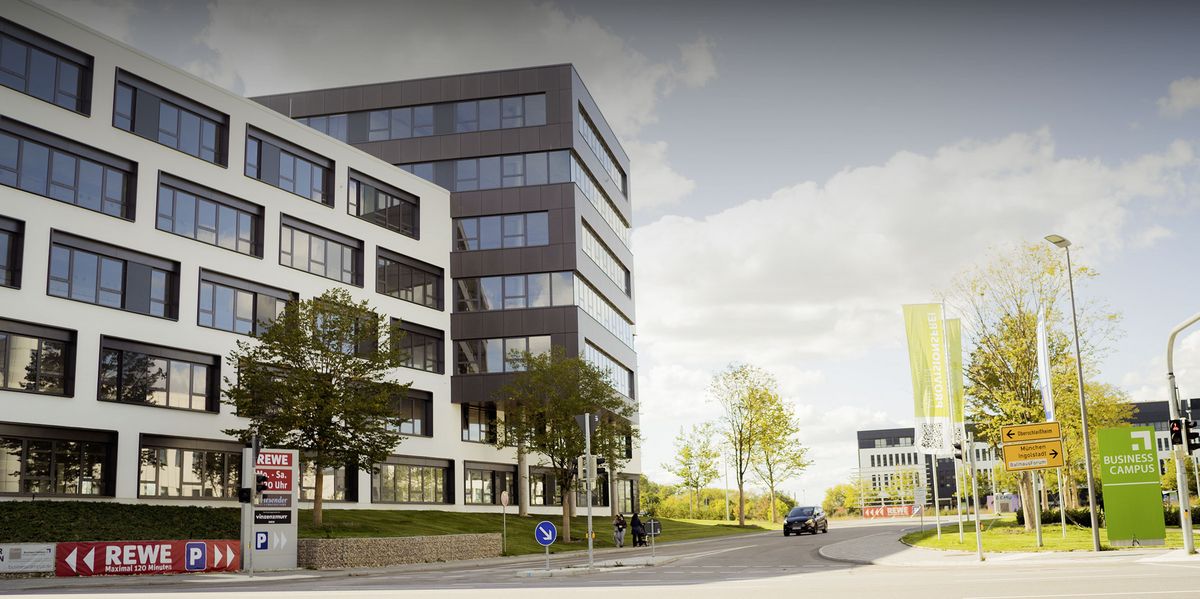 Hauptzufahrt des Business Campus Unterschleißheim mit Blick auf das neue Büro- und Dienstleistungsgebäude